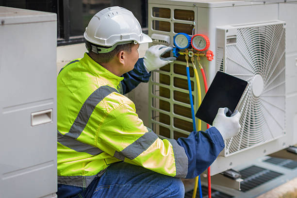 Professional Hvac technician working in Oldsmar, FL